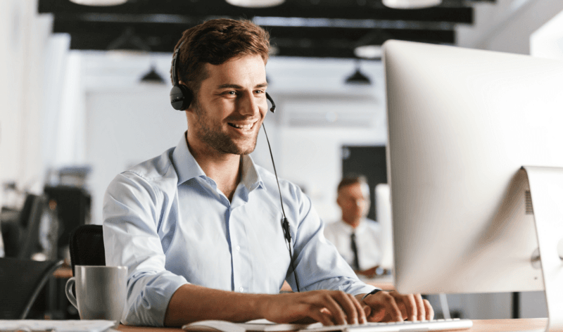 commercial parlant au téléphone