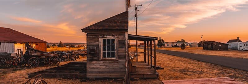 Couple sciant une maison 