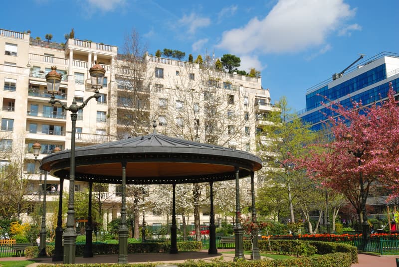 Square au printemps à Levallois-Perret, France - A public garden in spring in Levallois-Perret, near Paris, France