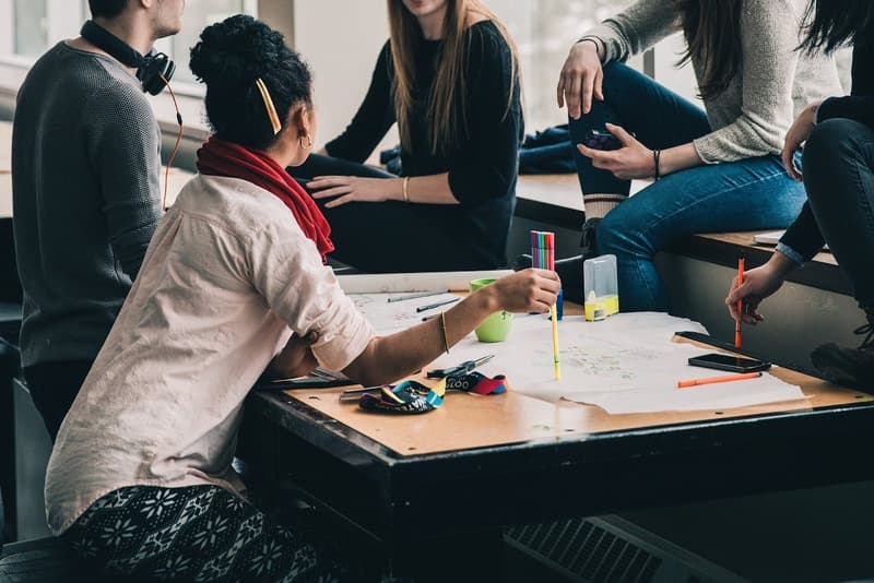 jeunes gens rassemblés autour d'une table