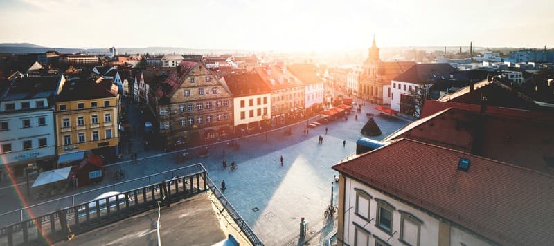 coucher de soleil sur place de ville