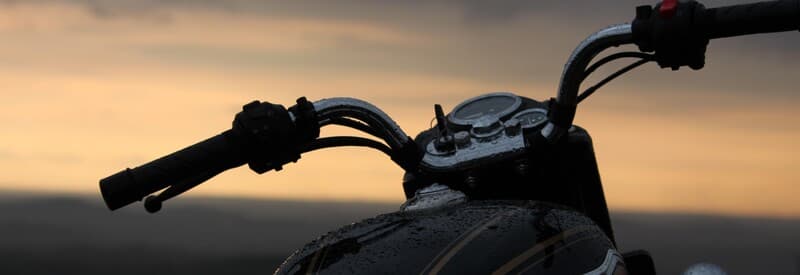 Homme sur une moto