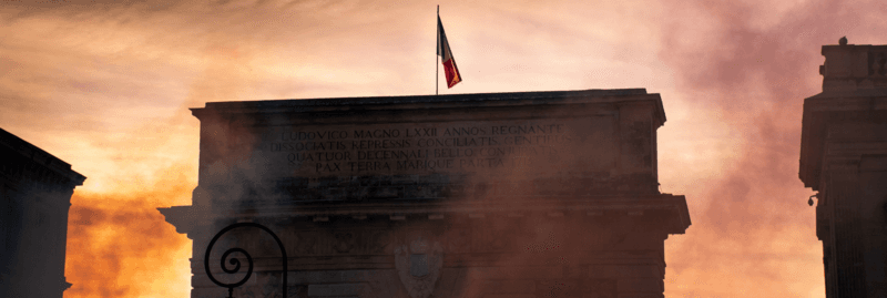 drapeau français sur arc de triompe