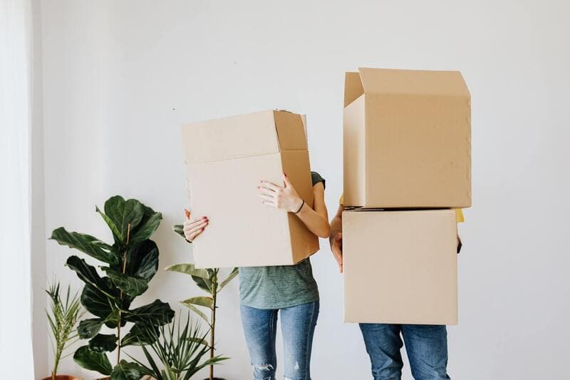 Un couple déménage ses cartons pour changer d'appartement